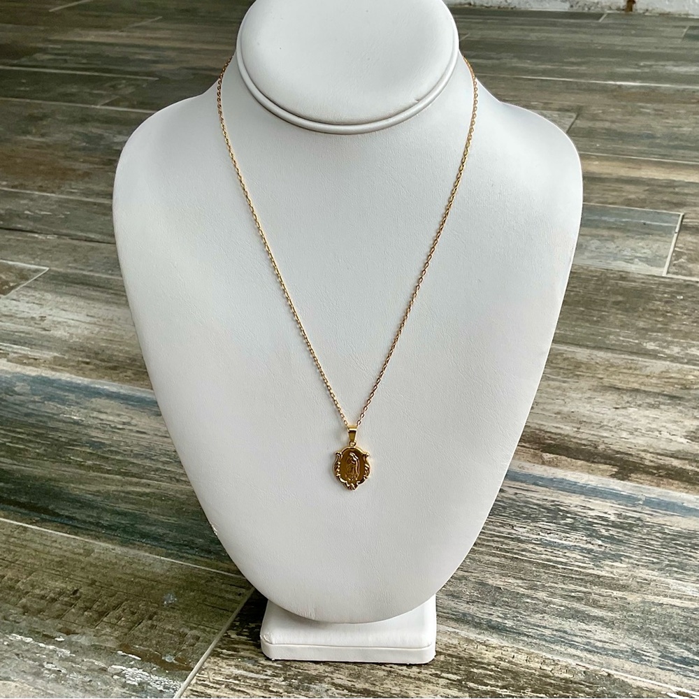 Elegant Gold Pendant Necklace